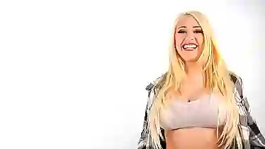 Позитивная Kagney Linn Karter дает откровенное интервью публике