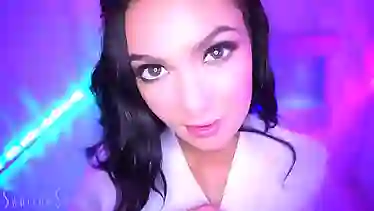 Нежная брюнетка Marley Brinx лижет яйца и сосет хуй парня