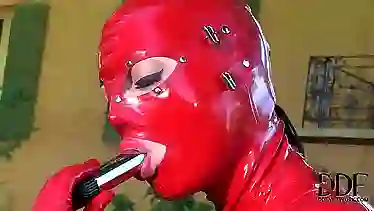 Девушка из будущего дрочит в латексе. Порно видео с Latex Lucy