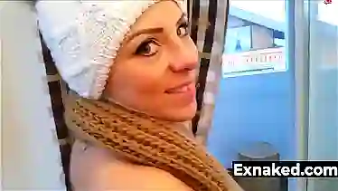 Телка поссала на снегу и пошла греться на члене парня и сосать.
