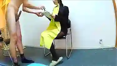 Дегустирует сперму мужика японочка