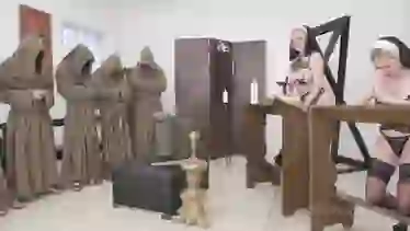 Видео монашки устраивают непристойную оргию с двойным проникновением и сквиртом